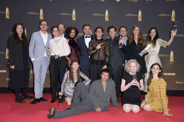 Aaron Altaras, Sunnyi Melles und Deleila Piasko mit dem Cast der Fernsehserie Die Zweiflers bei der Verleihung des Deutschen Fernsehpreises 2024 in den MMC Studios. Köln, 25.09.2024