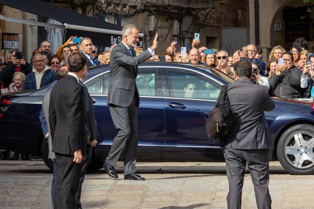 The King presides over the award ceremony of the I Premio de Hispanismo Internacional Duques de Soria King Felipe VI c , greets on his arrival at the award ceremony of the I Premio de Hispanismo Internacional Duques de Soria , at the Teatro de la Audiencia, on September 26, 2024, in Soria, Castilla y León Spain The award has been granted to the project Nuevos espacios del espanol en Europa (New spaces of Spanish in Europe) by Professor Johannes Kabatek, which aims at studying the social reality of the Spanish language in Europe, through the creation of a research network which includes 78 researchers from 51 European universities and institutions 26 SEPTEMBER 2024 SORIA REY PREMIO HISPANISMO Soria Castilla y LÃ on Soria Castilla y LÃ on So  Copyright: xConchaxOrtegaxOrozx 6237355