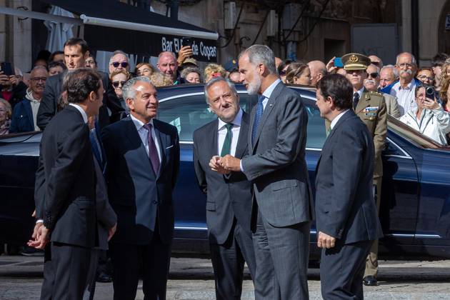 The King presides over the award ceremony of the I Premio de Hispanismo Internacional Duques de Soria I D The delegate of the Government in Castilla y León, Nicanor Sen the president of the Cortes de Castilla y León, Carlos Pollán King Felipe VI and the president of the Junta de Castilla y León, Alfonso Fernández Manueco, on their arrival at the award ceremony of the I Premio de Hispanismo Internacional Duques de Soria, in the Teatro de la Audiencia, on September 26, 2024, in Soria, Castilla y León Spain The award went to the project New spaces of Spanish in Europe by Professor Johannes Kabatek, which aims at studying the social reality of the Spanish language in Europe, through the creation of a research network which includes 78 research Copyright: xConchaxOrtegaxOrozx 6237372