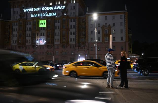 Bilder des Jahres 2024, News 09 September News Themen der Woche KW39 Russia US Media Sanctions 8773441 26.09.2024 A light projection reading RT. Were not going away is seen on the facade of the U.S. embassy in Moscow, Russia. Earlier in September, the United States imposed sanctions on Russia?s media group Rossiya Segodnya and RT broadcaster for their alleged disinformation campaigns on behalf of Moscow. Alexey Maishev Sputnik Moscow Russia  Copyright: xAlexeyxMaishevx