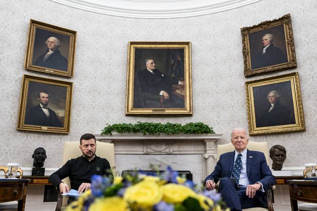 Bilder des Jahres 2024, News 09 September President Joe Biden meets with Ukraine s President Volodymyr Zelenskiy in the Oval Office of the White House in Washington, DC, on Thursday, September 26, 2024. Biden announced $2.4 billion in military assistance for Ukraine on Thursday and plans to convene a leader-level meeting of key allies to coordinate additional support when he visits Germany next month.  WAX20240926960 ALxDRAGO