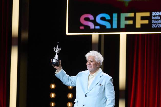 San Sebastian Film Festival - Pedro Almodovar Awarded Pedro Almodovar receives the Donosti Award during 72nd San Sebastian International Film Festival at Kursaal Palace on September 26, 2024 in Donostia San Sebastian, Spain Photo by ABACAPRESS.COM San Sebastian Euskadi Spain  Copyright: xABACAx