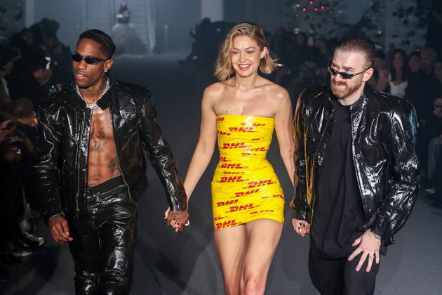 Bilder des Jahres 2024, Entertainment 09 September Entertainment Themen der Woche KW39 Entertainment Bilder des Tages Paris Fashion Week Celebrities walk the runway for Vetements Vetements ready to wear Spring Summer 2025 fashion show at Paris Fashion Week Defile pret a porter printemps ete 2025 de Vetements pendant la semaine de la mode a Paris Travis Scott, Gigi Hadid et Guram Gvasalia 309750 2024 09 27  Copyright: xSebastienxFremontx xStarfacex STAR_309750_064