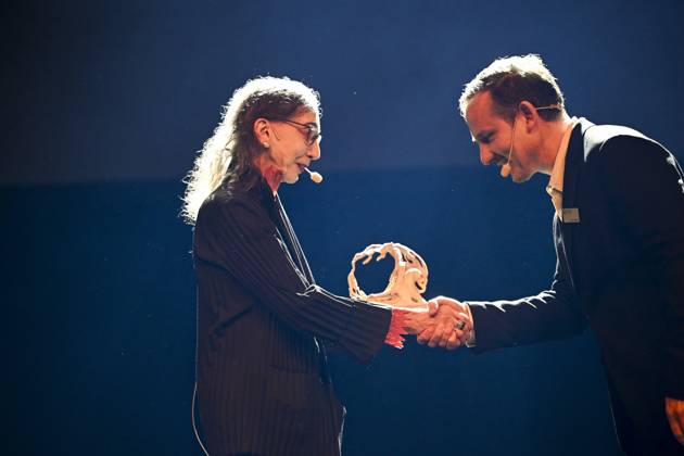 GOTHENBURG, SWEDEN 20240928 American author Joyce Carol Oates is awarded The Mermaid, the Book Fairs newly established literary prize, by Oskar Ekström, program director at the Book Fair, during the Göteborg Book Fair on Saturday GOTHENBURG, SWEDEN x10080x  Copyright: xFredrikxSandberg TTx BOKMÄSSAN 2024 JOYCE CAROL OATES vFUKE-tIQlU