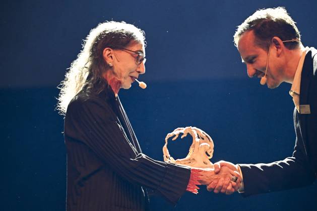 GOTHENBURG, SWEDEN 20240928 American author Joyce Carol Oates is awarded The Mermaid, the Book Fairs newly established literary prize, by Oskar Ekström, program director at the Book Fair, during the Göteborg Book Fair on Saturday GOTHENBURG, SWEDEN x10080x  Copyright: xFredrikxSandberg TTx BOKMÄSSAN 2024 JOYCE CAROL OATES yDGawfFjki0