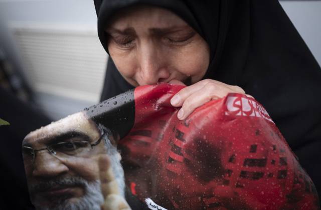 Bilder des Jahres 2024, News 09 September News Themen der Woche KW39 News Bilder des Tages Iran Reaction Protest Against Killing of Hassan Nasrallah A veiled Iranian protester mourns while holding a portrait of Lebanon s Hezbollah Secretary General, Hassan Nasrallah, during a protest gathering to condemn an Israeli air strike against Hezbollah s headquarters in the suburb of Beirut, in Tehran, Iran, on September 28, 2024. Lebanon s Hezbollah Leader, Hassan Nasrallah, dies in a massive Israeli air strike against Hezbollah s headquarters on Friday evening, September 27, in the suburb of Beirut. Tehran Tehran Iran Copyright: xMortezaxNikoubazlx originalFilename: nikoubazl-iranreac240928_npYpx.jpg