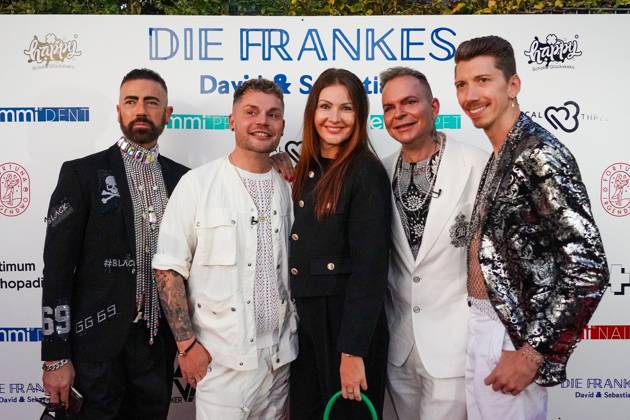 Bilder des Jahres 2024, Entertainment 09 September Entertainment Themen der Woche KW39 Entertainment Bilder des Tages Dschungelcamp Teilnehmer Manuel Flickinger mit Begleitung. Sebastian und David Franke richten zum Einzug in ihr Haus in Mörfelden-Walldorf eine Charity-4-Pets Party aus - Mörfelden-Walldorf 28.09.2024: Charity 4 Pets Party bei Die Frankes