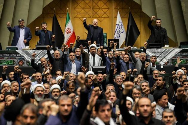 Bilder des Jahres 2024, News 09 September News Themen der Woche KW39 News Bilder des Tages September 29, 2024, Tehran, Iran: Iranian lawmakers chant anti-Isreal slogans during a closed session of the Iranian Parliament in Tehran. The Lebanese militant group Hezbollah confirmed that its leader, Hassan Nasrallah, was killed in an Israeli military strike on the group s central headquarters in Beirut on 27 September 2024. Iran condemned the Israeli strikes on Lebanon. Tehran Iran - ZUMAi98_ 20240929_zih_i98_010 Copyright: xIcanaxNewsxAgencyx