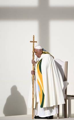 Bilder des Jahres 2024, News 09 September News Themen der Woche KW39 News Bilder des Tages Pope Francis in Belgium : Eucharist at the King Baudouin Stadium BRUSSELS, BELGIUM - SEPTEMBER 29 : Apostolic visit of Pope Francis to Belgium : Eucharist at the King Baudouin Stadium in the presence of the Belgian Royal Family (Pope Francis will beatify Carmelite Anna of Jesus, who died in Brussels) on September 29, 2024 in Brussels, Belgium, 29 09 2024 Brussels Belgium  Copyright: xDidierxLebrunx