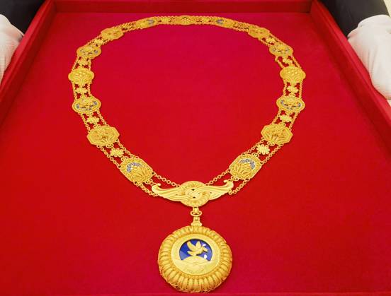 (240929) -- BEIJING, Sept. 29, 2024 -- This photo taken on Sept. 29, 2024 shows the Friendship Medal. China held a high-profile ceremony on Sunday morning to award the highest state honors ahead of the 75th founding anniversary of the People s Republic of China. ) (FOCUS)CHINA-BEIJING-HIGHEST STATE HONORS-CEREMONY (CN) LaixXiangdong 