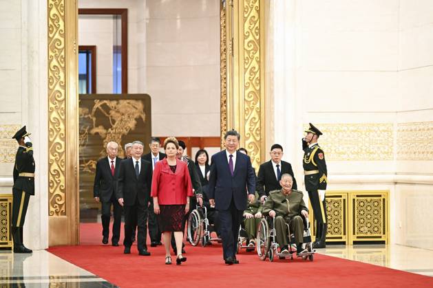 (240929) -- BEIJING, Sept. 29, 2024 -- Xi Jinping walks into the venue of the presentation ceremony of the national medals and honorary titles of the People s Republic of China with the recipients at the Great Hall of the People in Beijing, capital of China, Sept. 29, 2024. China held a high-profile ceremony on Sunday morning to award the highest state honors ahead of the 75th founding anniversary of the People s Republic of China. ) CHINA-BEIJING-XI JINPING-HIGHEST STATE HONORS-CEREMONY (CN) YanxYan 