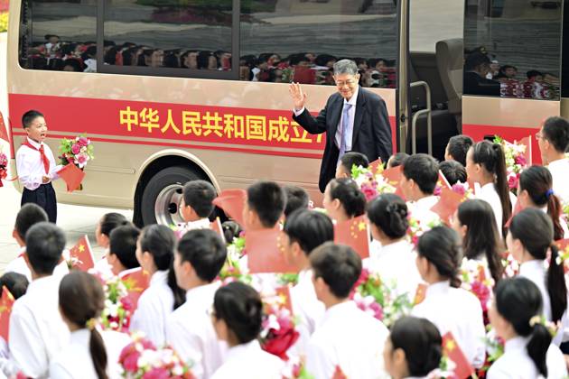(240929) -- BEIJING, Sept. 29, 2024 -- Zhang Zhuoyuan, a recipient of the title of Outstanding Contributor to Economic Research, arrives at the Great Hall of the People in Beijing, capital of China, Sept. 29, 2024. China will hold a high-profile ceremony on Sunday morning to award the highest state honors ahead of the 75th founding anniversary of the People s Republic of China. ) (FOCUS)CHINA-BEIJING-HIGHEST STATE HONORS-CEREMONY (CN) ZhaixJianlan 