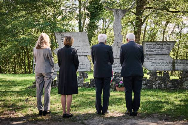Bilder des Jahres 2024, News 09 September News Themen der Woche KW39 News Bilder des Tages Italien, Bundespräsident Steinmeier reist zur Gedenkveranstaltung zum 80. Jahrestag des Massakers von Monte Sole Nach der Kranzniederlegung in der Ruine der Kirche Sankt Martin am 29.09.2024. Bundespräsident Frank-Walter Steinmeier und Elke Büdenbender reisen zur Teilnahme an der Gedenkveranstaltung zum 80. Jahrestag des Massakers von Monte Sole. Auf dem Programm steht neben der Rede des Bundespräsidenten, u.a. Kranzniederlegungen und ein Gespräch mit Überlebenden und Familienangehörigen von Opfern des Massakers. Marzabotto Italien