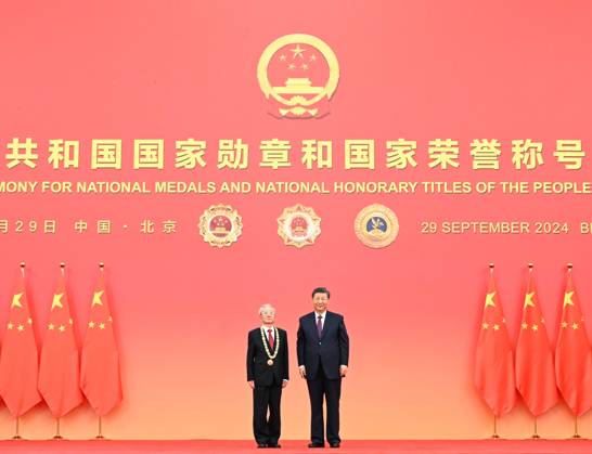 (240929) -- BEIJING, Sept. 29, 2024 -- Chinese President Xi Jinping, also general secretary of the Communist Party of China (CPC) Central Committee and chairman of the Central Military Commission, presents the medal for the title of People s Educator to Zhang Jinfan in Beijing, capital of China, Sept. 29, 2024. A presentation ceremony for national medals and national honorary titles of the People s Republic of China was held at the Great Hall of the People in Beijing on Sunday. ) CHINA-BEIJING-NATIONAL MEDALS AND HONORARY TITLES-PRESENTATION CEREMONY (CN) XiexHuanchi 