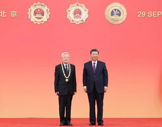 (240929) -- BEIJING, Sept. 29, 2024 -- Chinese President Xi Jinping, also general secretary of the Communist Party of China (CPC) Central Committee and chairman of the Central Military Commission, presents the medal for the title of People s Scientist to Zhao Zhongxian in Beijing, capital of China, Sept. 29, 2024. A presentation ceremony for national medals and national honorary titles of the People s Republic of China was held at the Great Hall of the People in Beijing on Sunday. ) CHINA-BEIJING-NATIONAL MEDALS AND HONORARY TITLES-PRESENTATION CEREMONY (CN) JuxPeng 