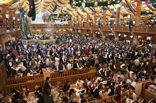 Bilder des Jahres 2024, News 09 September Im Schützen-Festzelt beim 189. Oktoberfest 2024 auf der Theresienwiese. München, 29.09.2024