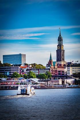 Hamburg; Skyline Panorama am Hafen, Bereich Landungsbrücken - 30.09.2024 Hamburg