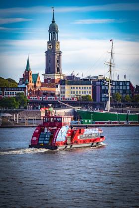 Hamburg; Skyline Panorama am Hafen, Bereich Landungsbrücken - 30.09.2024 Hamburg