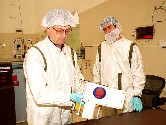 RECORD DATE NOT STATED Two Russian scientists look over the High Energy Neutron Detector (HEND), part of the Gamma Ray Spectrometer (GRS), after its removal from the 2001 Mars Odyssey Orbiter. The HEND was built by Russia™s Space Research Institute (IKI). The GRS will achieve global mapping of the elemental composition of the surface and determine the abundance of hydrogen in the shallow subsurface. The orbiter will carry two other science instruments THEMIS and the Mars Radiation Environment Experiment (MARIE). THEMIS will map the mineralogy and morphology of the Martian surface using a high-resolution camera and a thermal infrared imaging spectrometer. The MARIE will characterize aspects of the near-space radiation environment with regards to the radiation-re Copyright: xpiemagsx piemagsnasaend23-15661 !ACHTUNG AUFNAHMEDATUM GESCHÄTZT!