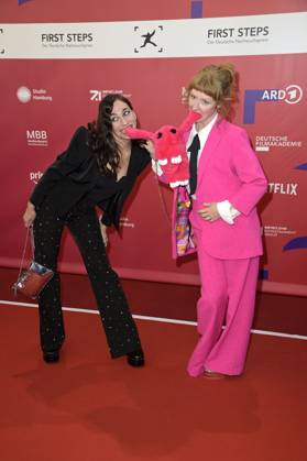 Carol Schuler und Sarah Bauerett bei der 25. Verleihung der First Steps Awards 2024 im Theater des Westens. Berlin, 30.09.2024