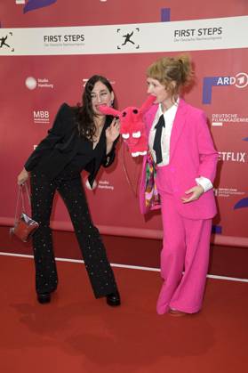 Carol Schuler und Sarah Bauerett bei der 25. Verleihung der First Steps Awards 2024 im Theater des Westens. Berlin, 30.09.2024