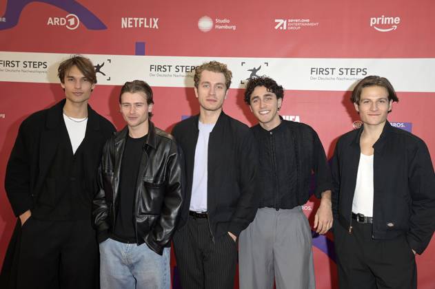 Arne-Carlos Böttcher, Paul Sundheim, Laszlo Branko Breiding, Riccardo Campione und Moritz Bäckerling bei der 25. Verleihung der First Steps Awards 2024 im Theater des Westens. Berlin, 30.09.2024