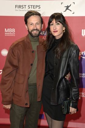 Franz Dinda mit Ehefrau Elise Dinda bei der 25. Verleihung der First Steps Awards 2024 im Theater des Westens. Berlin, 30.09.2024
