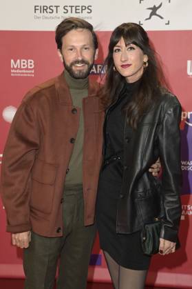 Franz Dinda mit Ehefrau Elise Dinda bei der 25. Verleihung der First Steps Awards 2024 im Theater des Westens. Berlin, 30.09.2024