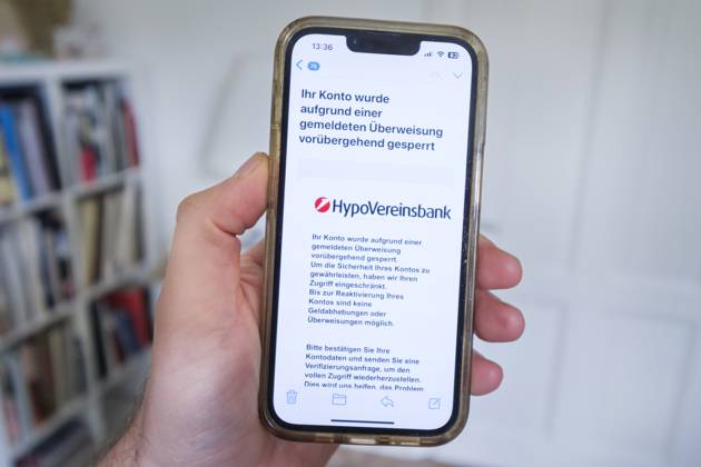 Betrügerische Phishing email auf einem Mobiltelefon die eine angebliche Kontosperrung bei der HypoVereinsbank meldet