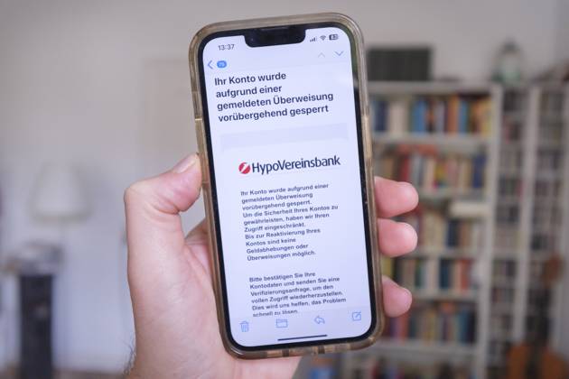 Betrügerische Phishing email auf einem Mobiltelefon die eine angebliche Kontosperrung bei der HypoVereinsbank meldet