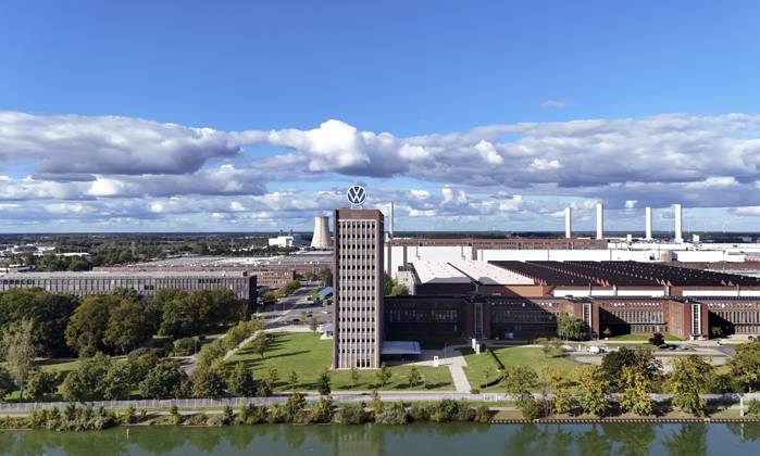 Volkswagen VW Logo auf dem Markenhochaus der Konzernzentrale in Wolfsburg, 29.09.2024. Der Volkswagen-Konzern hat für die deutschen Werke Sparmaßnahmen angekündigt. Wolfsburg Niedersachsen Deutschland