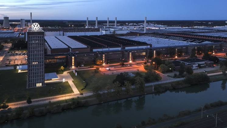 Volkswagen VW Logo auf dem Markenhochaus der Konzernzentrale in Wolfsburg, 29.09.2024. Der Volkswagen-Konzern hat für die deutschen Werke Sparmaßnahmen angekündigt. Wolfsburg Niedersachsen Deutschland