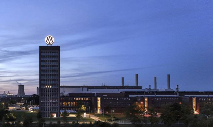 Volkswagen VW Logo auf dem Markenhochaus der Konzernzentrale in Wolfsburg, 29.09.2024. Der Volkswagen-Konzern hat für die deutschen Werke Sparmaßnahmen angekündigt. Wolfsburg Niedersachsen Deutschland