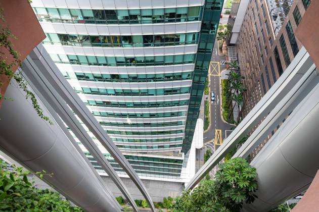 01.08.2023, Singapur, Republik Singapur, Asien - Blick von der Aussichtsterrasse Green Oasis entlang der begruenten Fassade des neuen CapitaSpring Wolkenkratzers auf das Geschaeftszentrum mit seinen Buerotuermen und Haeuserschluchten am Raffles Place.