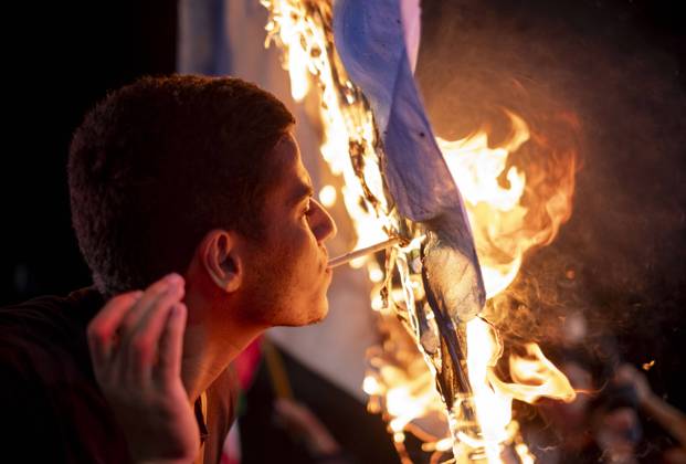 Bilder des Jahres 2024, News 10 Oktober News Themen der Woche KW40 News Bilder des Tages Iranians Celebrate Iran s Missile Attack Against Israel An Iranian man lights a cigarette using a burning Israeli flag while celebrating Iran s missile attack against Israel in Tehran, Iran, on October 1, 2024. Iran launches hundreds of ballistic missiles at Israel in response to the killings of Hamas Leader Esmail Haniyeh in Tehran and Hassan Nasrallah, the Secretary General of Lebanon s Hezbollah, as well as General Abbas Nilforoushan, a commander in the Islamic Revolutionary Guard Corps (IRGC) Quds Force, in the suburbs of Beirut, Lebanon. Tehran Tehran Iran  Copyright: xMortezaxNikoubazlx originalFilename: nikoubazl-iranians241001_npmF6.jpg