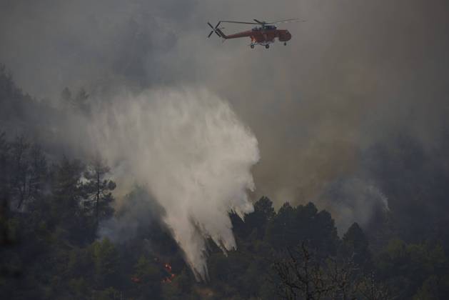Bilder des Jahres 2024, News 10 Oktober News Themen der Woche KW40 News Bilder des Tages October 2, 2024, Korinthos, Greece: Helicopters try to control a large wildfire on the mountains above Xylokastro near Korinthos. Firefighters had to deal with scattered outbrakes and a large area was burnt. Korinthos Greece - ZUMAg221 20241002_zap_g221_020 Copyright: xNikolasxGeorgioux