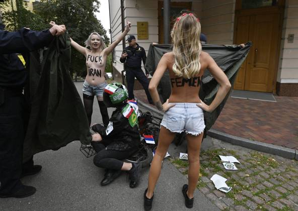Bilder des Jahres 2024, News 10 Oktober News Themen der Woche KW40 News Bilder des Tages Ukraine, FEMEN Protest vor der Botschaft des Irans Femen activists protest in Kyiv, Ukraine - 04 Oct 2024 (EDITOR S NOTE: Image contains nudity) Femen activists protest against the supply of the strike drones and missile weapons from Iran to Russia near the Iranian embassy in Kyiv. Kyiv Ukraine Copyright: xSergeixChuzavkovx xSOPAxImagesx S_Chuzavkov_CHU0375