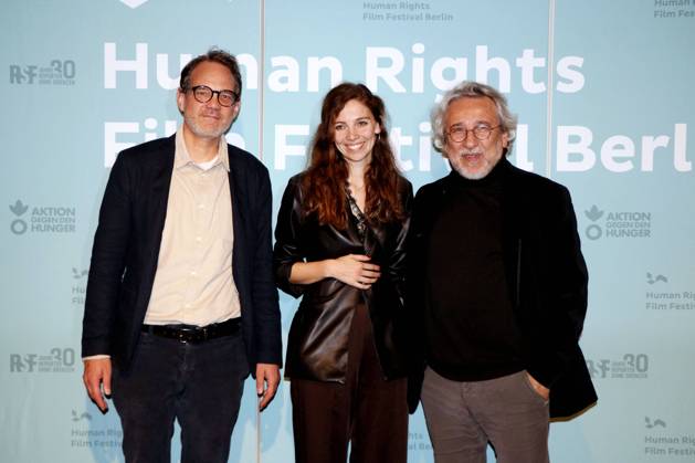 Bilder des Jahres 2024, Entertainment 10 Oktober Entertainment Themen der Woche KW40 Human Rights Film Festival, Eröffnung im Kino in der Kulturbrauerei, Berlin 04.10.2024 FestivalleiterJan Sebastian Friedrich-Rust und Lydia Spiesberger mit Can Dündar bei der Eröffnungsveranstaltung des Human Rights Film Festivals 2024 am 4. Oktober 2024 im Kino in der Kulturbrauerei in Berlin. Berlin Kino in der Kulturbrauerei Copyright: xAnitaxBuggex