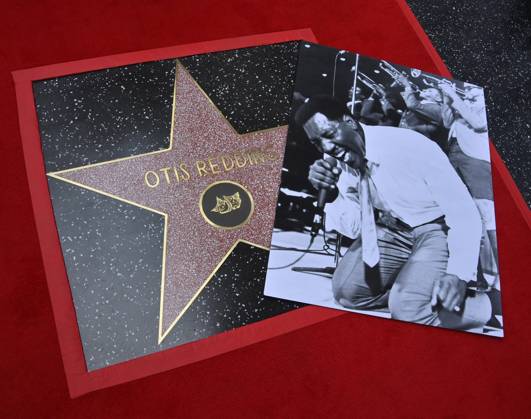 Bilder des Jahres 2024, Entertainment 10 Oktober Entertainment Themen der Woche KW40 A photo of singer songwriter Otis Redding lies on his star during a posthumous unveiling ceremony honoring the late entertainer with the 2,791st star on the Hollywood Walk of Fame on Friday, October 4, 2024.  LAP2024100406 JIMxRUYMEN