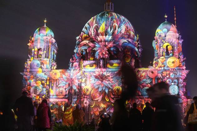 Bilder des Jahres 2024, News 10 Oktober News Themen der Woche KW40 Der Berliner Dom beim Festival of Lights 2024. Das Festival of Lights Berlin gehört zu den bekanntesten Lichtfestivals weltweit. Es ist ein kostenloser Event in Berlin, der jährlich im Herbst stattfindet und 10 Tage lang bekannte Berliner Sehenswürdigkeiten durch Illuminationen, lichtkünstlerische Projektionen und 3D-Mappings aufwändig in Szene setzt. Berlin, 04.10.2024