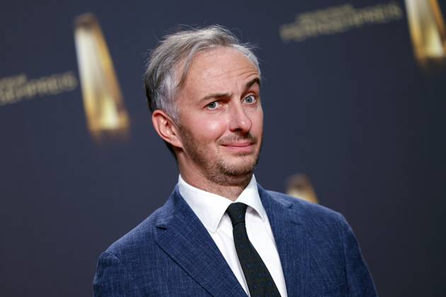 Entertainer und Satiriker Jan Böhmermann auf dem Red Carpet beim Deutschen Fernsehpreis 2024 in den MMC-Studios in Ossendorf. Erneut wurden Zweifel laut an der Glaubwürdigkeit des Entertainers. Ein von ihm geschilderter Vorfall um Maximilian Krah und Champagner auf dem Münchener Oktoberfest soll sich gar nicht so zugetragen haben. Köln, 25.09.2024 NRW Deutschland Copyright: xChristophxHardtx