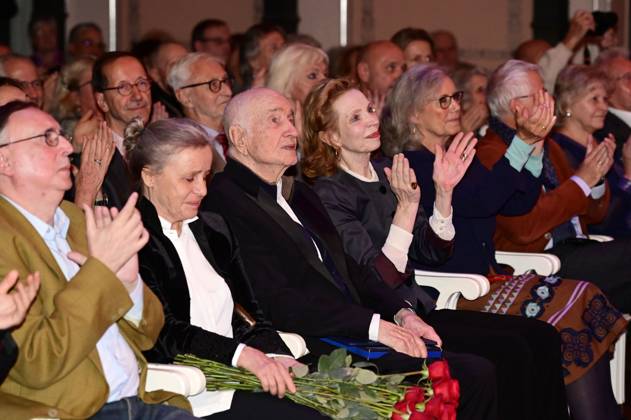 Gabriele Scholz, Armin Mueller-Stahl und Sibylle Prinzessin von Preußen bei der Gala der Europäischen Kulturwerkstatt (EKW) Ein Lied geht um die Welt und der Verleihung des Prinz von Preußen Preises 2024 an Armin Mueller-Stahl im Konzerthaus am Gendarmenmarkt. Berlin, 06.10.2024