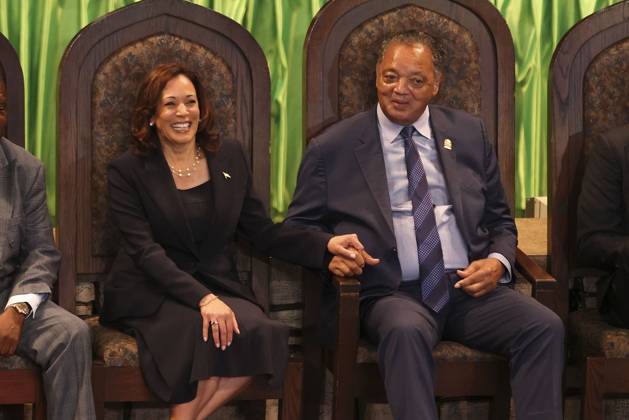 US-NEWS-DNC-JACKSON-TB U.S. Vice President Kamala Harris holds hands with Rev. Jesse Jackson, Sr. as they listen to his daughter Santita Jackson sings Wind Beneath My Wings during the Rainbow PUSH Coalition Annual Convention at the Apostolic Church of God in the Woodlawn neighborhood of Chicago on July 16, 2023. (Eileen T. Meslar Chicago Tribune TNS) EDITORIAL USE ONLY Copyright: xx 119410858W EileenxT.xMeslarx krtphotoslive944296