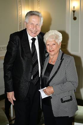 Otfried Laur mit Ehefrau Reni bei der Gala der Europäischen Kulturwerkstatt (EKW) Ein Lied geht um die Welt und der Verleihung des Prinz von Preußen Preises 2024 an Armin Mueller-Stahl im Konzerthaus am Gendarmenmarkt. Berlin, 06.10.2024