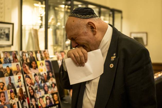 Bilder des Jahres 2024, News 10 Oktober News Themen der Woche KW41 News Bilder des Tages October 7, 2024, Brussels, Bxl, Belgium: Man cries as he looks at photos of attack victims during a ceremony to pay tribute to the victims of the October 7th attack in Israel at the Great Synagogue in Brussels, Belgium on 07 10 2024 Year ago group of Hamas militias, launched a deadly attack on Israeli communities near Gaza, resulting in 1,200 deaths. by Brussels Belgium - ZUMAw80_ 20241007_faf_w80_029 Copyright: xWiktorxDabkowskix