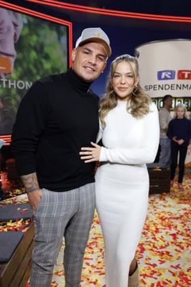 Sänger Pietro Lombardi und seine Verlobte Laura Maria Rypa beim 28. RTL-Spendenmarathon 2023 in den EMG-Studios. In der Villa von Pietro Lombardi (32) und seiner Verlobten Laura Rypa (28) kam es im Oktober 2024 zu einem Polizeieinsatz. Zwischen dem Paar soll es einen heftigen Streit gegeben haben. Die Influencerin hat sich nach Eintreffen der Einsatzkräfte in eine Klinik begeben. Hürth, 17.11.2023 NRW Deutschland Copyright: xChristophxHardtx