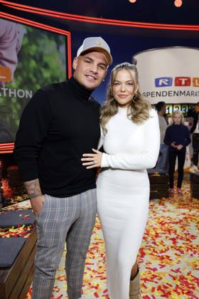 Sänger Pietro Lombardi und seine Verlobte Laura Maria Rypa beim 28. RTL-Spendenmarathon 2023 in den EMG-Studios. In der Villa von Pietro Lombardi (32) und seiner Verlobten Laura Rypa (28) kam es im Oktober 2024 zu einem Polizeieinsatz. Zwischen dem Paar soll es einen heftigen Streit gegeben haben. Die Influencerin hat sich nach Eintreffen der Einsatzkräfte in eine Klinik begeben. Hürth, 17.11.2023 NRW Deutschland Copyright: xChristophxHardtx