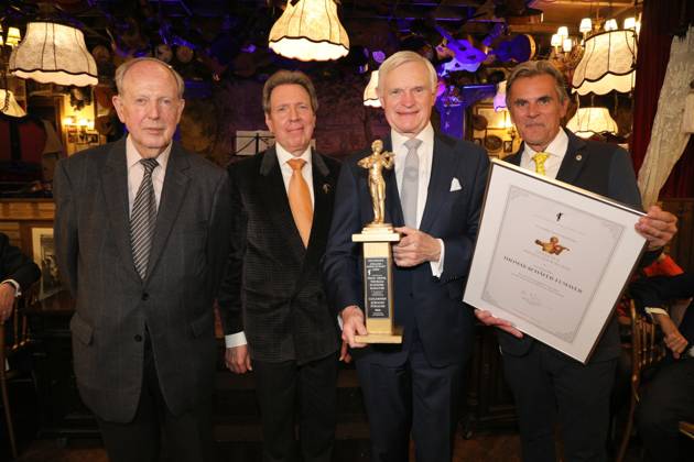 08.10.2024, Marchfelderhof Deutsch-Wagram, Verleihung des Goldenen Johann Strauß 2024, traditionellen Verleihung durch die Johann Strauss Gesellschaft Wien! im Bild: Werner Resel -ehem. Wiener Philharmoniker, Peter Widholz -Präsident d. Johann Strauss Gesellschaft Wien, Thomas Schäfer-Elmayer, Peter Grossmann -GF Marchfelderhof, -Preis-Überreichung, Verleihung des Goldenen Johann Strauß 2024