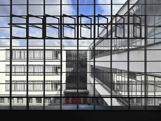 Bauhaus Dessau DEU, Deutschland, Germany, Dessau, Sachsen-Anhalt, 28.07.2024 Bauhausgebaeude erbaut vom Architekten Walter Gropius 1925 im Architekturstil der 1920er Jahre in Dessau Sachsen-Anhalt Deutschland . Das Bauhaus Dessau war eine beruehmte Kunst-, Design- und Architekturschule der Klassischen Moderne von 1919 bis 1932 en: Bauhaus building built by architect Walter Gropius in 1925 in the architectural Bauhaus style of the 1920s in Dessau Saxony-Anhalt Germany . The Bauhaus Dessau was a famous art, design and architecture school of classical modernism from 1919 to 1932