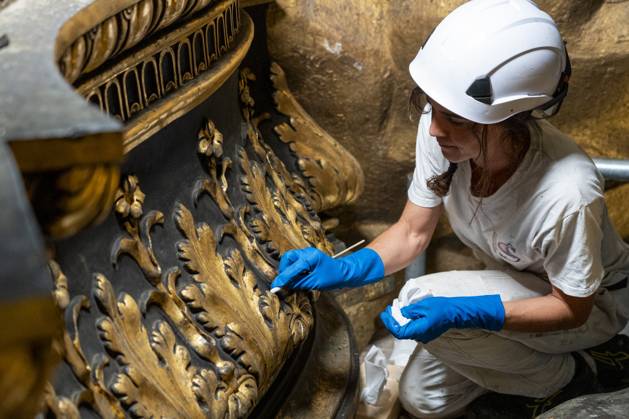 October 8, 2024, Vatican City, Vatican: A restorer at work in the restoration site of the Altar of the Chair of St. Peter surrounded by scaffolding. Press Tour of the restoration site of the Baldachin and the altar of the Chair of St. Peter in St. Peter s Basilica. Vatican City Vatican - ZUMAs197 20241008_aab_s197_130 Copyright: xStefanoxCostantinox